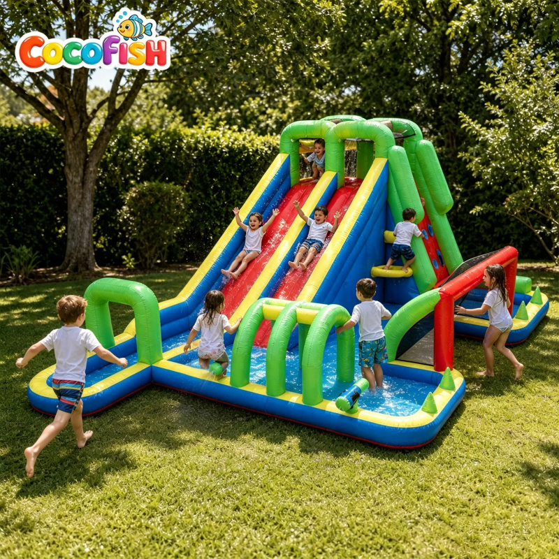 Water Slide Inflatable - สวนน้ำเป่าลมขนาดใหญ่ Cocofish พร้อมสไลเดอร์คู่และระบบสปริงเกอร์ ชุดเครื่องเล่นน้ำแบบเป่าลมสำหรับธุรกิจ เหมาะสำหรับฤดูร้อน